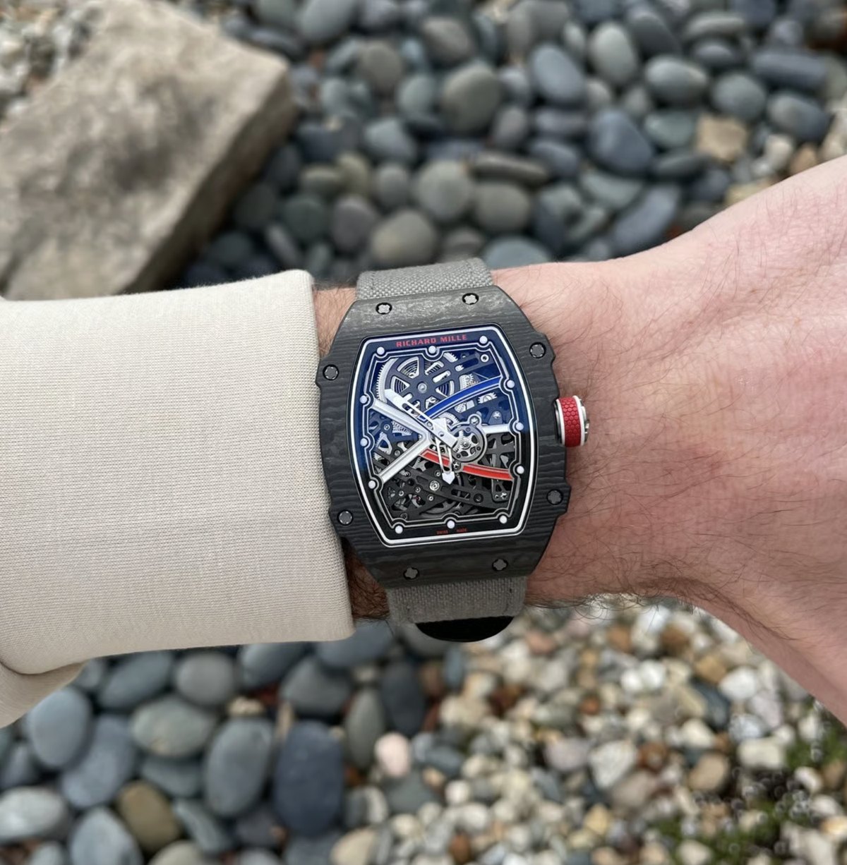 Montre squelette en carbone portée au poignet